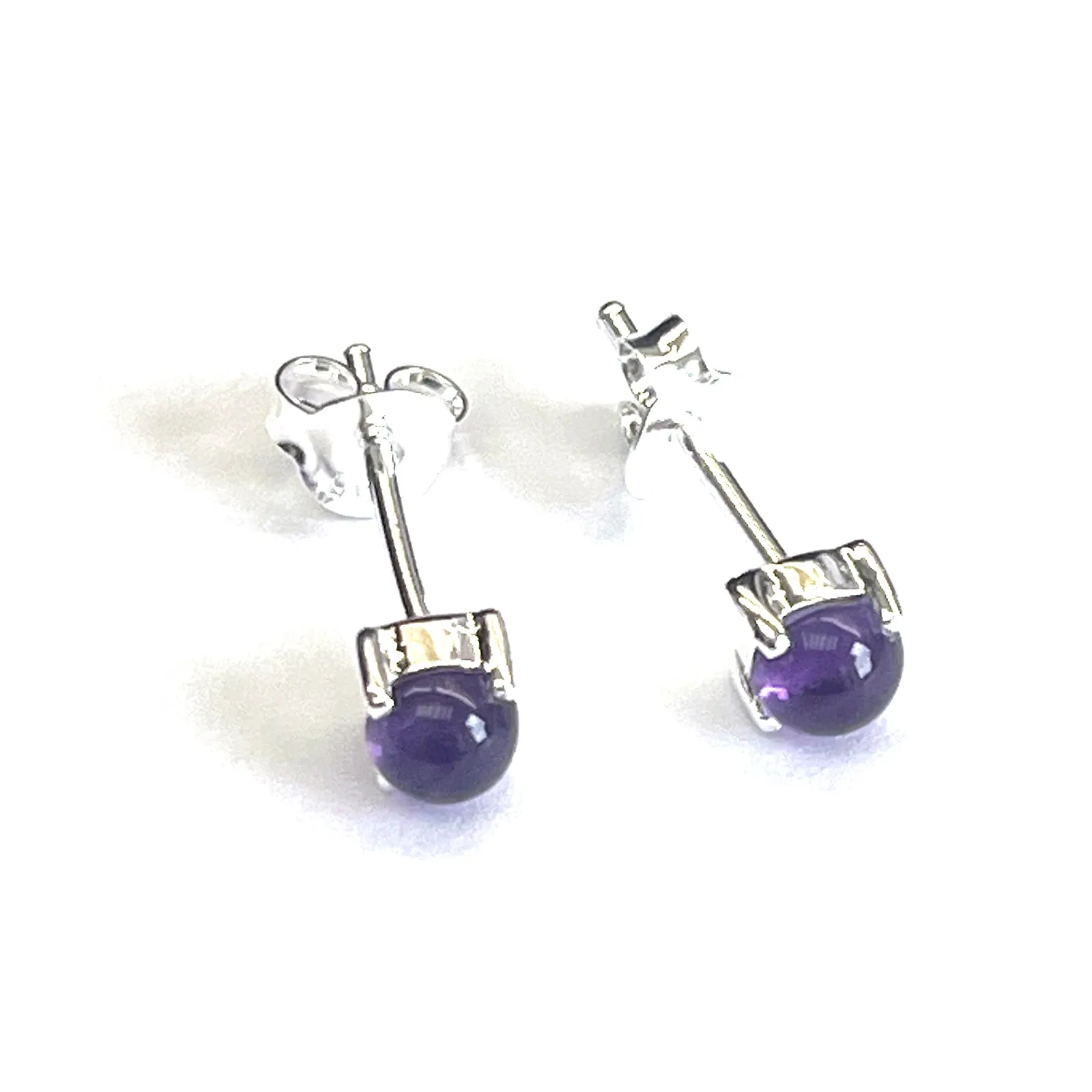 Four prongs silver earring with purple stone